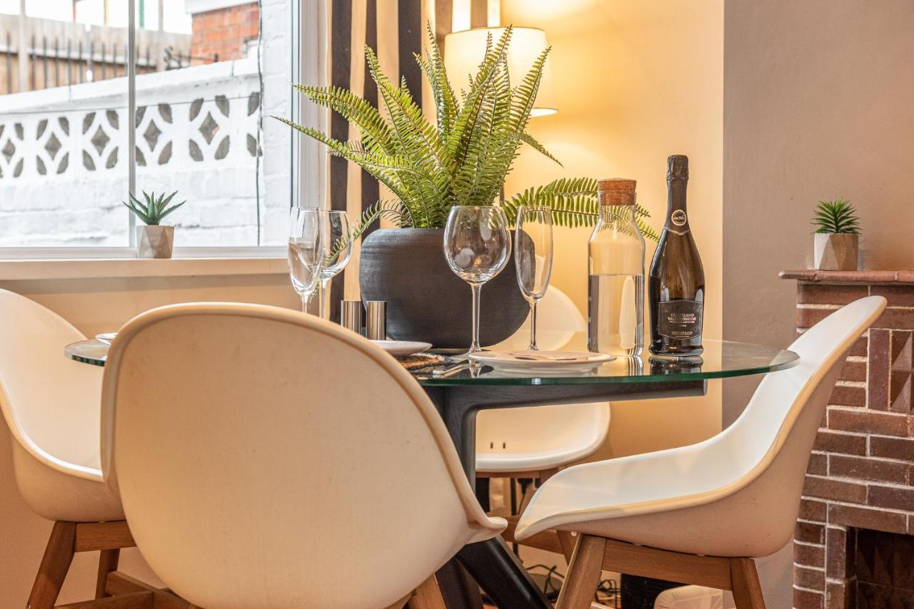 3 Bedroom Home Sleeps 5 Close To Chester City Centre Welcomes Couples, Small Groups, Families And Contractors Zewnętrze zdjęcie