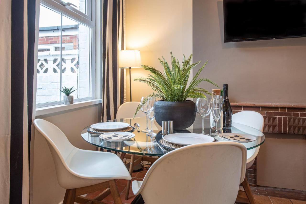 3 Bedroom Home Sleeps 5 Close To Chester City Centre Welcomes Couples, Small Groups, Families And Contractors Zewnętrze zdjęcie