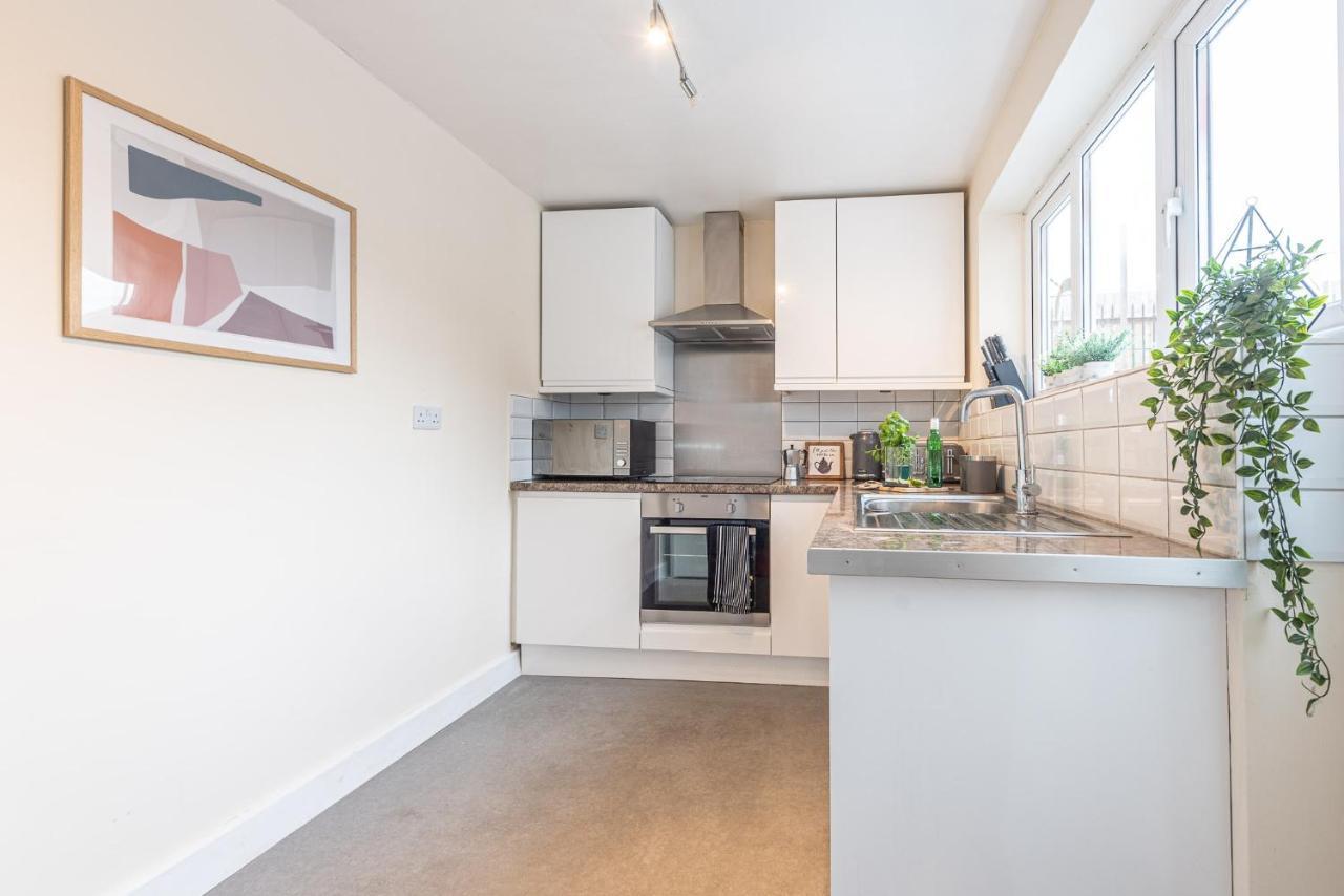 3 Bedroom Home Sleeps 5 Close To Chester City Centre Welcomes Couples, Small Groups, Families And Contractors Zewnętrze zdjęcie