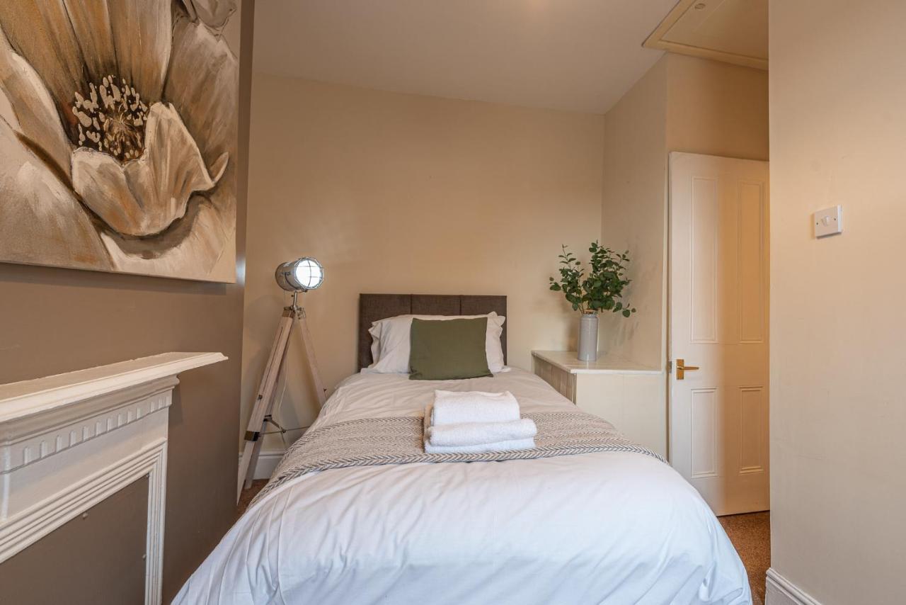 3 Bedroom Home Sleeps 5 Close To Chester City Centre Welcomes Couples, Small Groups, Families And Contractors Zewnętrze zdjęcie
