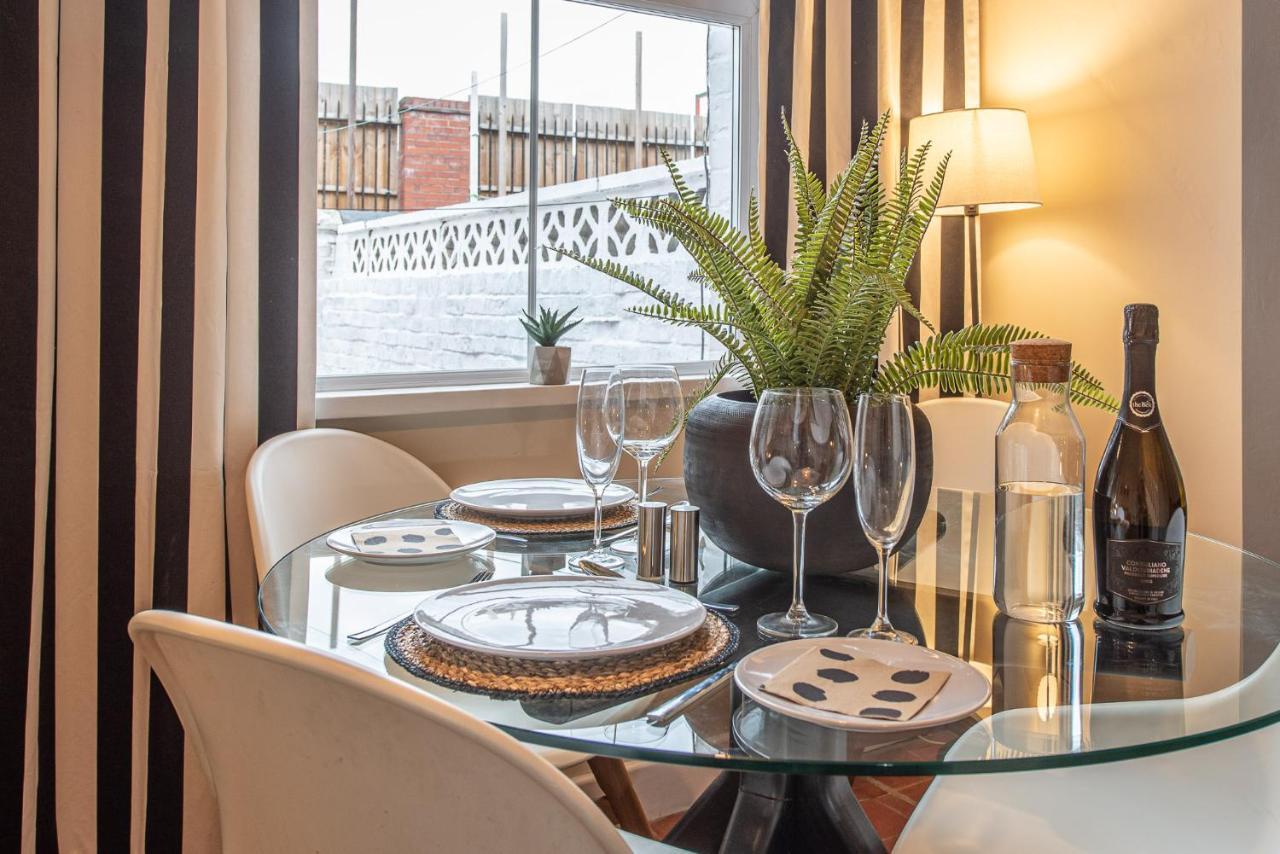 3 Bedroom Home Sleeps 5 Close To Chester City Centre Welcomes Couples, Small Groups, Families And Contractors Zewnętrze zdjęcie