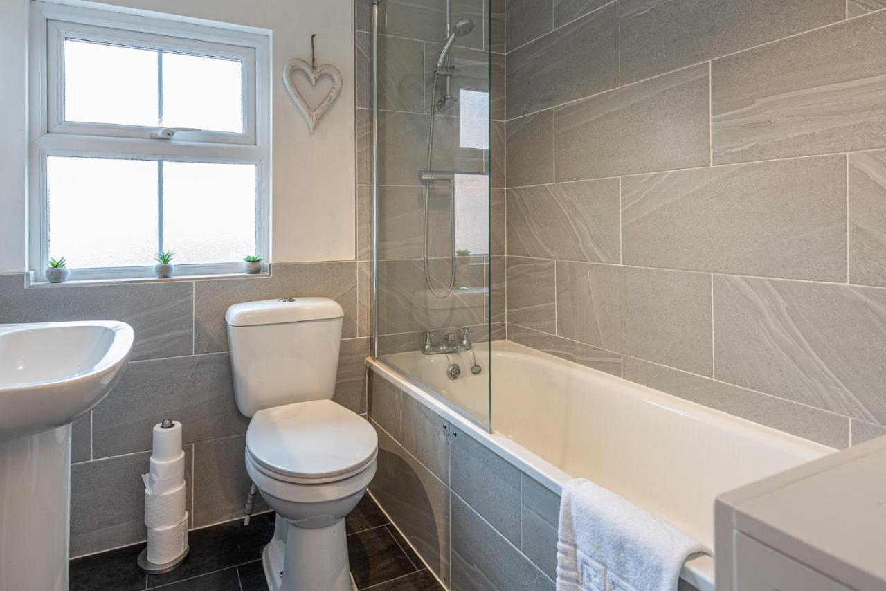 3 Bedroom Home Sleeps 5 Close To Chester City Centre Welcomes Couples, Small Groups, Families And Contractors Zewnętrze zdjęcie